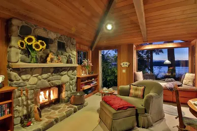 Image de Charmant Cottage Waterfront * Holmes Harbor & Sunset Views avec plage privée