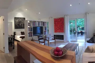 Image de Designer Cottage contemporain, vue sur le jardin, 3 pâtés de maisons de la Plaza