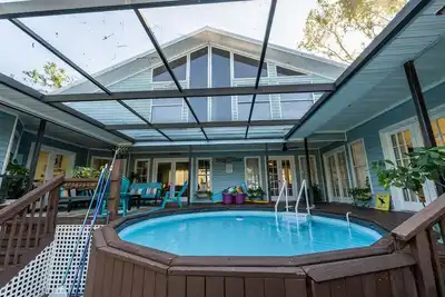 Image de Contemporain 5 Br. Beach Villa Pool Home avec bain à remous et espace de divertissement