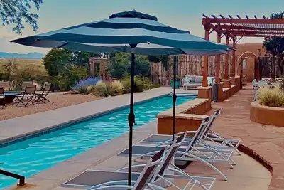 Image de Grandes vues du domaine Adobe, 5 chambres, piscine, spa et sauna. 7000 pieds carrés