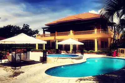 Image de Villa de golf de luxe élégante à 12 minutes de la plage avec piscine, jacuzzi (non chauffé) et barbecue