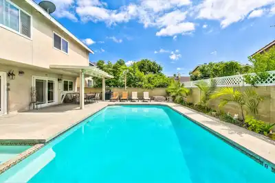 Image de Luxe confort maison près de Disneyland avec bain à remous, piscine et foyer