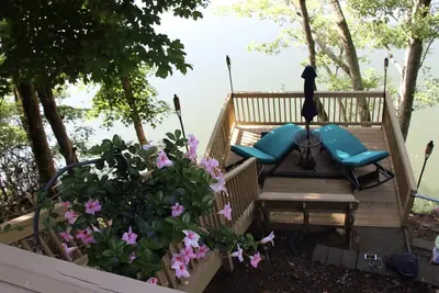 Image de Vous Ne Pouvez Pas ÊTRE Plus Proche De L'Eau Que Cela! King Bed & Pontoon Location Disponible