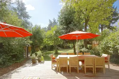 Image de Extérieur de l'auberge récemment rénovée, aménagement ouvert, grande cour, promenade jusqu'à la plage, spa, kayaks