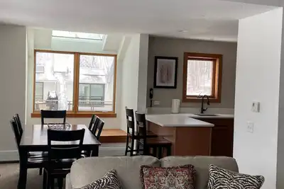 Image de Sunrise Ski On & Off! Trailside 2 story end unit. Piscine, bains à remous, gymnase, sauna +++