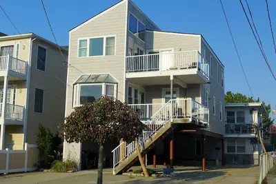 Image de Beachy Home, 1/2 bloc de la plage et conseils!