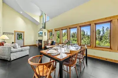 Image de Bungalow de montagne moderne isolé - 2 miles de ski - Animaux acceptés