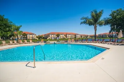 Image de Belle piscine très bien située, fermée et calme, à quelques minutes du centre-ville et de la plage