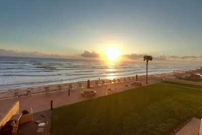 Image de Oceanfront 2/2 Condo-Propriétaire Direct-Car Free Beach- w / crib- 99 $ spécial 4 / 29-5 / 7