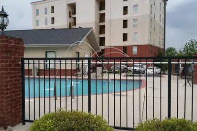 Image de 2 B / R Luxury Riverfront Condo Emplacement / Parfait / New Ameublement / Nouvelle unité Location