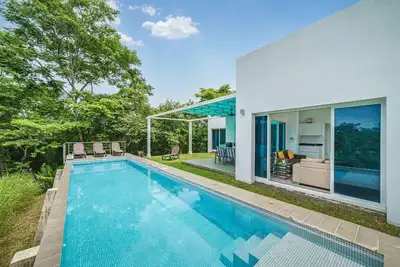 Image de Villa moderne avec vue sur la baie de Samara