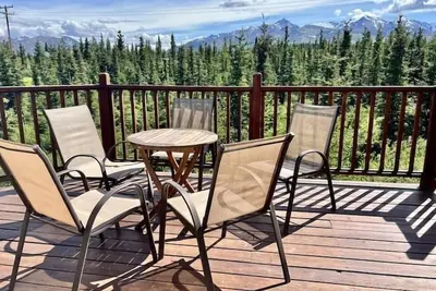 Image de Denali Park Luxury 4 Bedroom Home. Vues du parc national et de la faune par la fenĂŞtre
