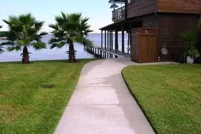 Image de Lakefront Home - Pier de pêche privé - à pied des magasins et des restaurants