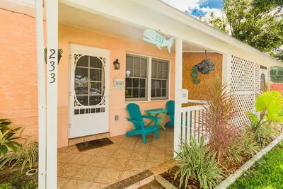 Image de Cocoa Beach Stay - Downtown Cottage 233 sur la Spacecoast - Marchez jusqu'à la plage!
