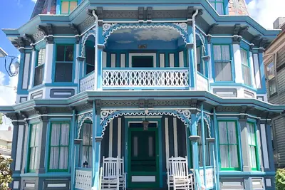 Image de Victorian Beach House sur Jackson Street. À seulement 300 pieds de la plage! 26 couchages.