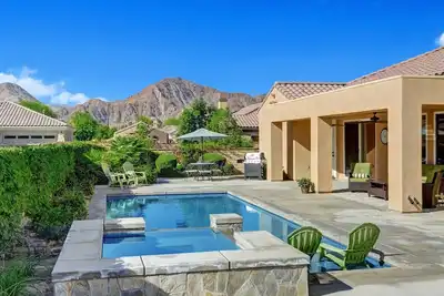 Image de Privé maison Gated piscine / spa avec vue sur la montagne à proximité de tout!