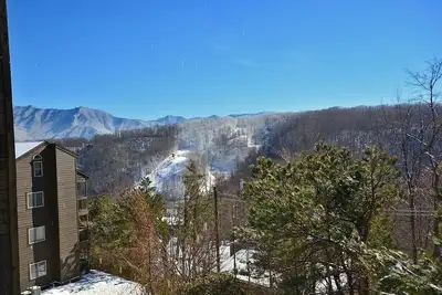 Image de Condo spacieux avec de belles vues sur la montagne. 2 Br / 2Bath dort 6 invités.