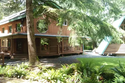 Image de Buchanan's Bunkhouse avec bain à remous d'eau de mer! Yards du mont. Entrée Rainier!