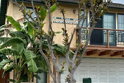 Image de Fermer Walk To E. Beach 2 Bed, 1 Ba @ CocoVillaSb Rentals 30 / Ngt Minim. , Clean, Saf