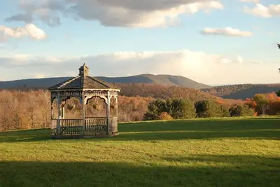 Image de La maison en cèdre Eagles Mere offre une vue imprenable sur les montagnes sans fin