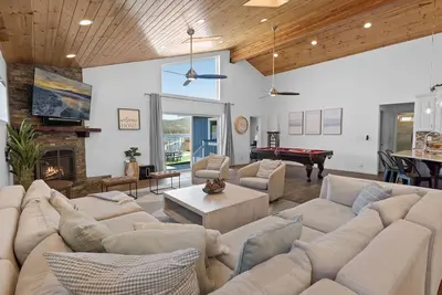 Image de Modern Lakefront Dream Home, à quelques pas du village. Spa, table de billard, Wifi