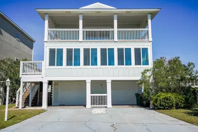 Image de Grande maison sur la plage privée, salle de jeux, entièrement mise à jour, un grand troisième pont histoire