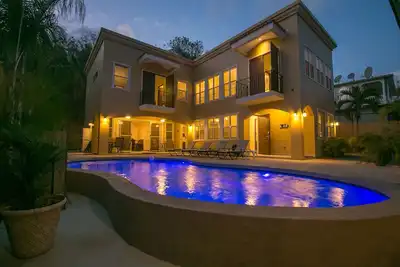 Image de Nouveau foyer personnalisé parfait pour des vacances en groupe! Piscine privée, à pied de la plage, WiFi