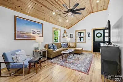 Image de TᕼE ᗰᗩI ᑎ ᒪ OᗪGE • Confort moderne par Trails & Museum