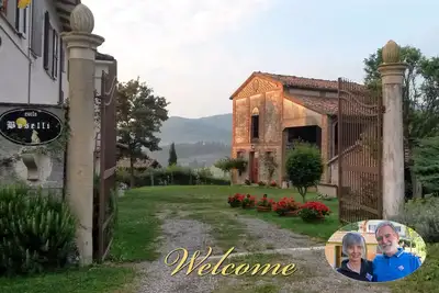 Image de Ancienne maison individuelle dans une cour paysanne, sur les collines de Parme