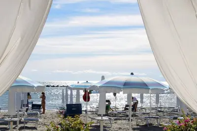 Image de Maison de vacances avec vue sur la mer et sur la façade avec climatisation et parking couvert.