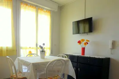 Image de appartement de trois pièces dans une résidence en bord de mer avec vue sur la rue piétonne