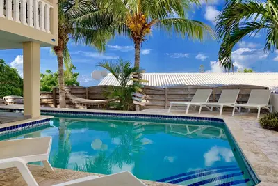 Image de Beau et meublé à la piscine!