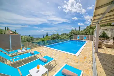 Image de Villa Villa Hera avec piscine privée et de la mer vew