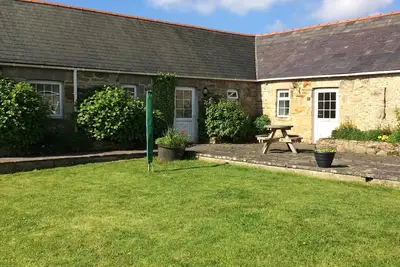 Image de Cottage animaux acceptés avec Wifi gratuit. Base idéale pour explorer l'île d'Anglesey. . . .