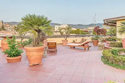 Image de Finement meublé penthouse, idéal pour le séjour de six personnes.