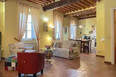 Image de In centro appartamento luminoso al 2° piano adiacente storica \"Villa Bottini\".