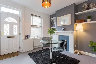 Image de Ashton House: Charmante maison de deux chambres idéale pour l'aéroport de Londres Luton