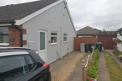 Image de Hoilday Bungalow avec jardin privé et wifi à proximité des commerces et de la plage pour 6 personnes