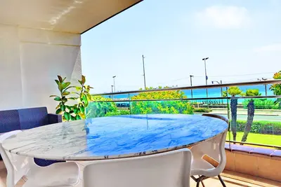 Grand appartement sur la plage, très proche de Barcelone. Première ligne de la mer