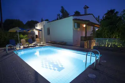 Image de Villas Privées Traditionnelles ~ ~ Propre Piscine Air Con ~ ~ Wifi Situation Calme