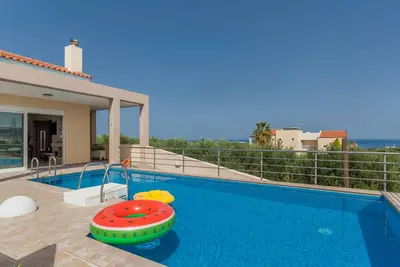 Image de Villa moderne avec 3 chambres et 3 salles de bain - Sauna, jacuzzi, piscine, Wi-fi et fauteuil roulant
