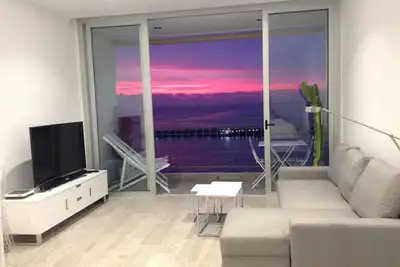Image de Loft Où ravir une aube spectaculaire. En face de la mer. complet