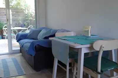 Joli studio citadin niché dans le calme du jardin