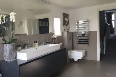 Image de Belle maison de 5 lits, 3 salles de bain 3 salle de réception maison familiale à Clapham,