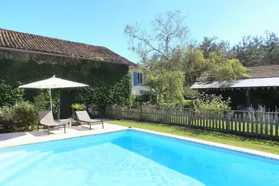Image de Gîte contemporain avec piscine au chauffage solaire