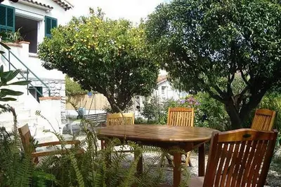 Appartement spacieux dans villa bordée d'orangers proche de la mer