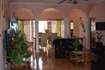 Image de Place 3 la chambre de rayann Ochi Rios avec jacuzzi intérieur