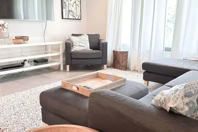 Image de Retraite de plage contemporaine récemment rénovée