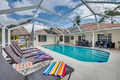 Image de 1 Block to Beach, 2 Tiki Huts, la maison de divertissement ultime! 55 commentaires élogieux