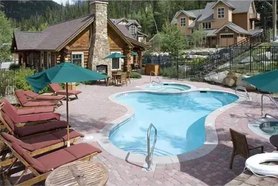 Image de À quelques pas de la piscine chauffée, des bains à remous et de la navette de ski!